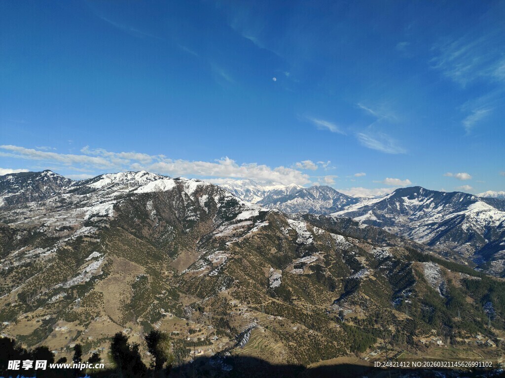 壮丽雪山全景风光