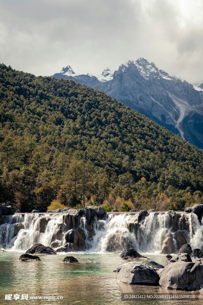山间壮美瀑布与秀丽山水
