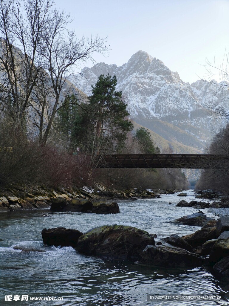 山间溪流与桥的冬日景致