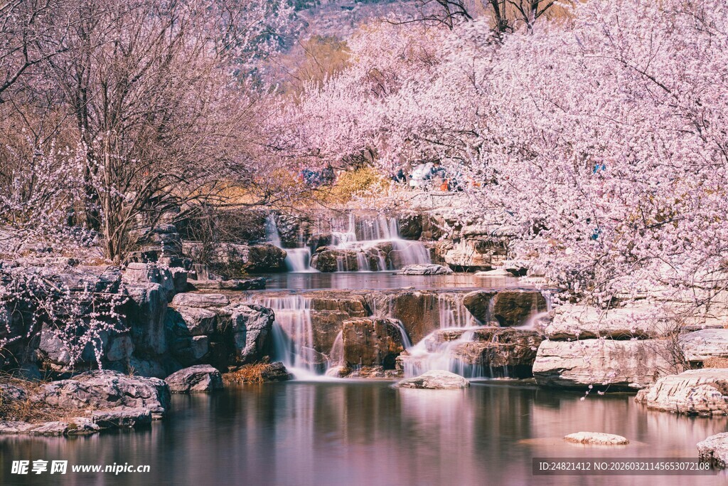 山间溪流瀑布美景