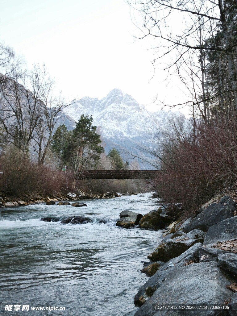 山间溪流与远处雪山美景