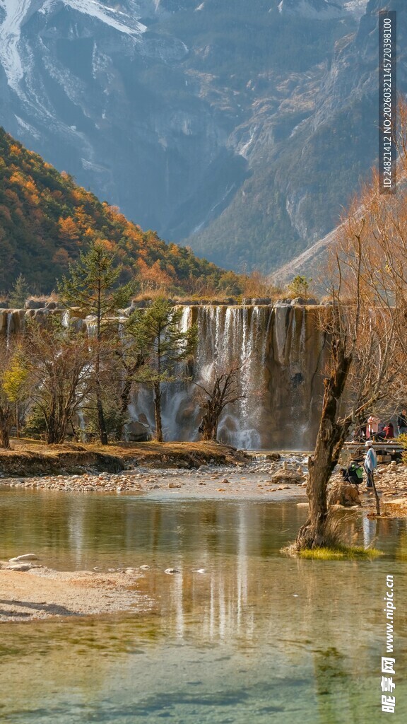 山间瀑布下的静谧水域