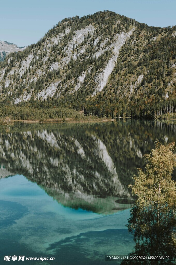 高山湖泊的绝美倒影