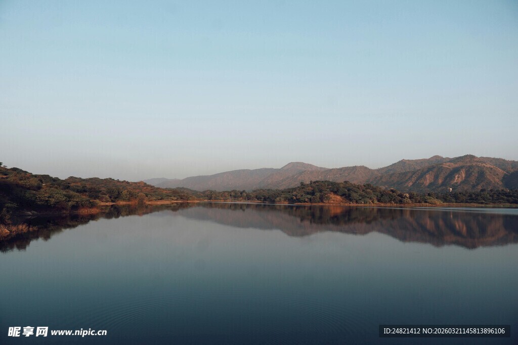 宁静山水湖面倒影美景