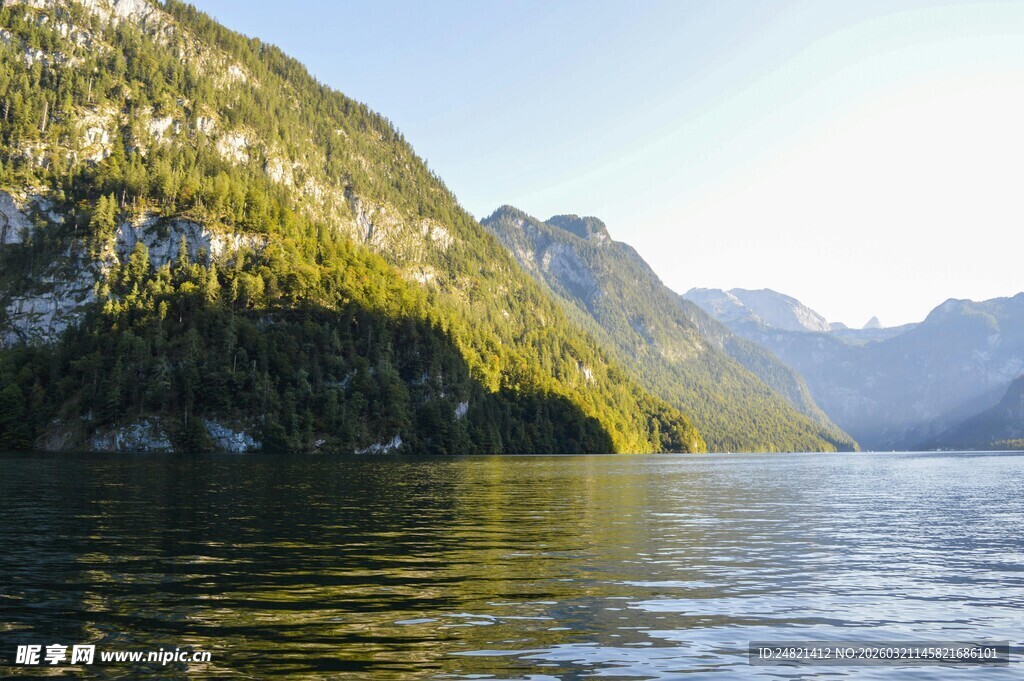 山水相依的静谧湖景