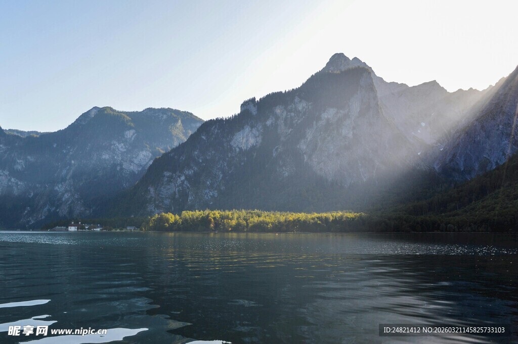 湖光山色间的阳光美景