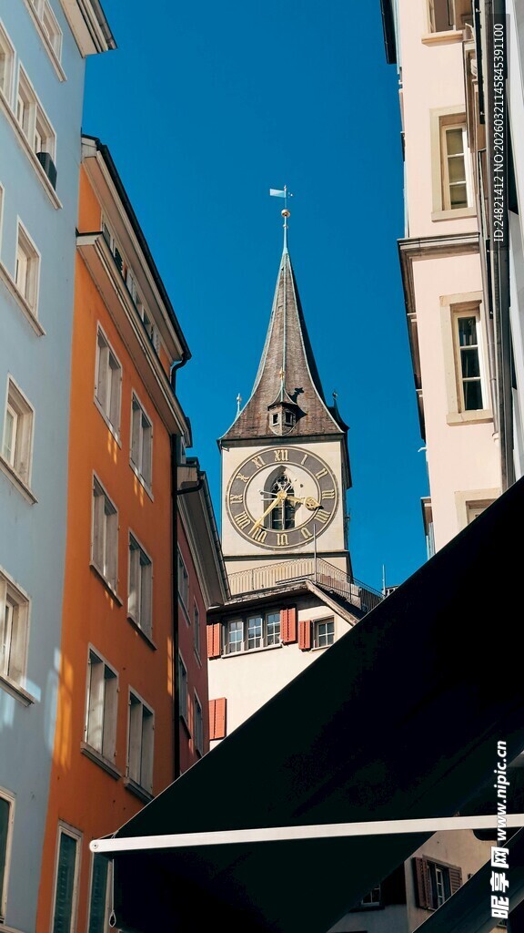 欧式钟楼与多彩建筑