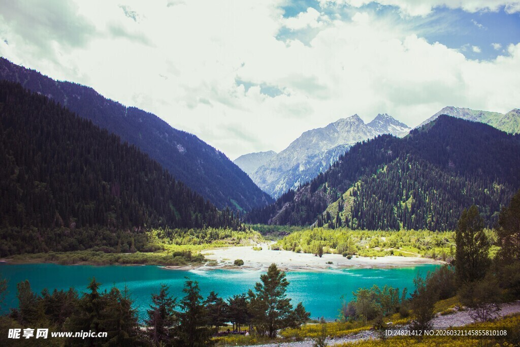 美丽山水间的静谧湖泊