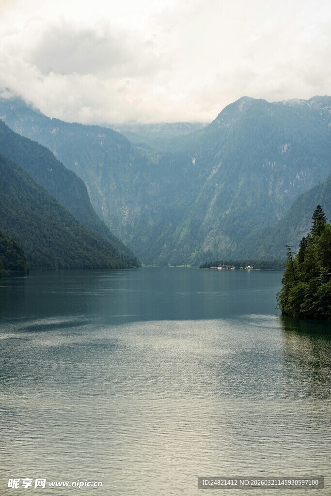 宁静山水间的秀丽湖景