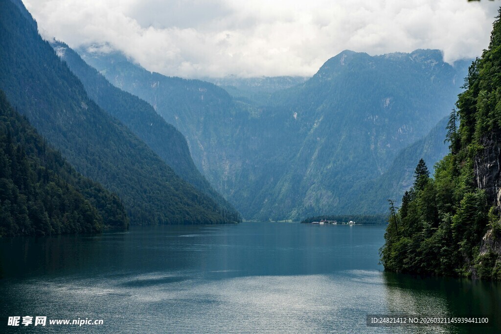 壮丽山水间的静谧湖泊