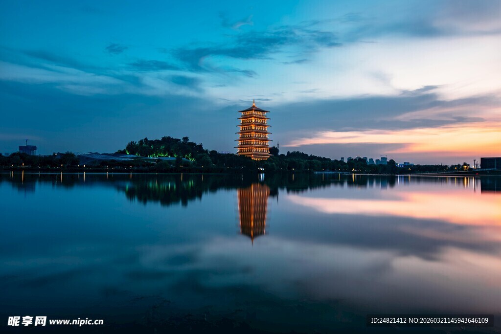 湖畔古塔映晚霞