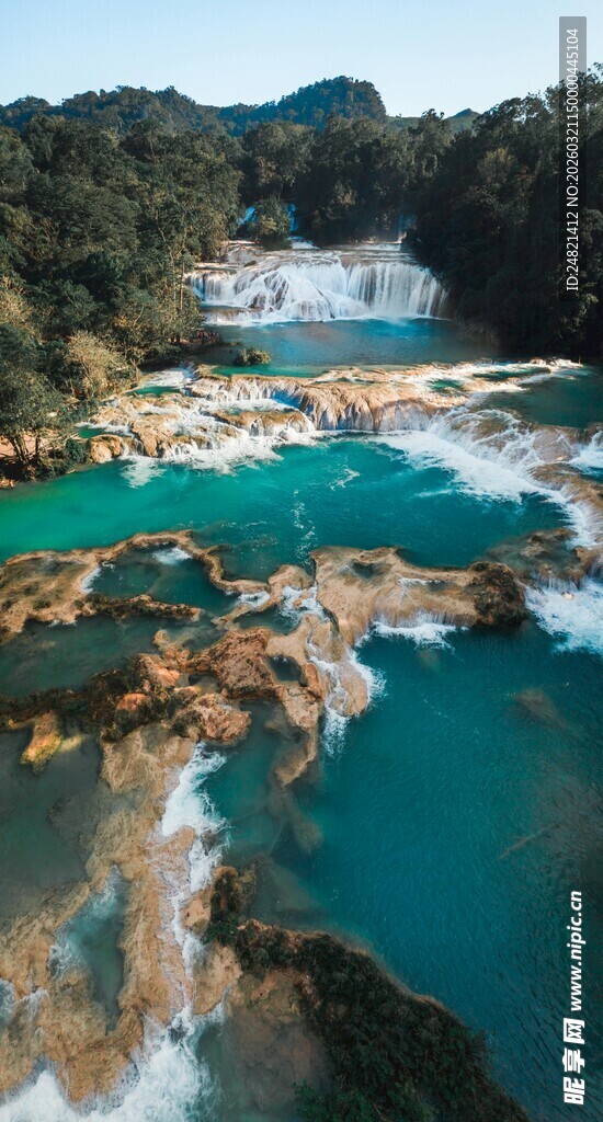 梦幻蓝绿色海边壮丽景观