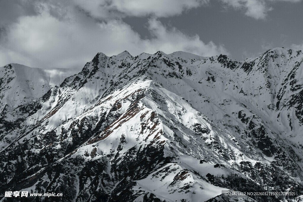壮丽雪山景观