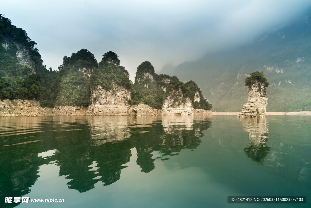 山水倒影如画的静谧美景