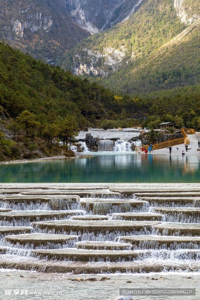 山间碧池与错落建筑景观