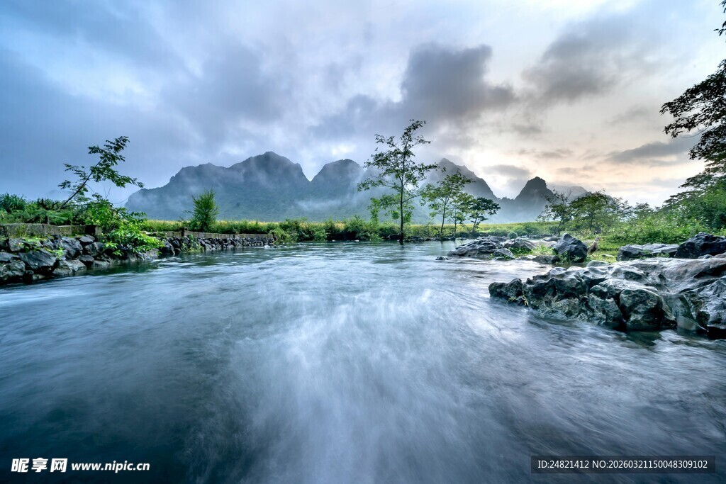 山水间的灵动溪流