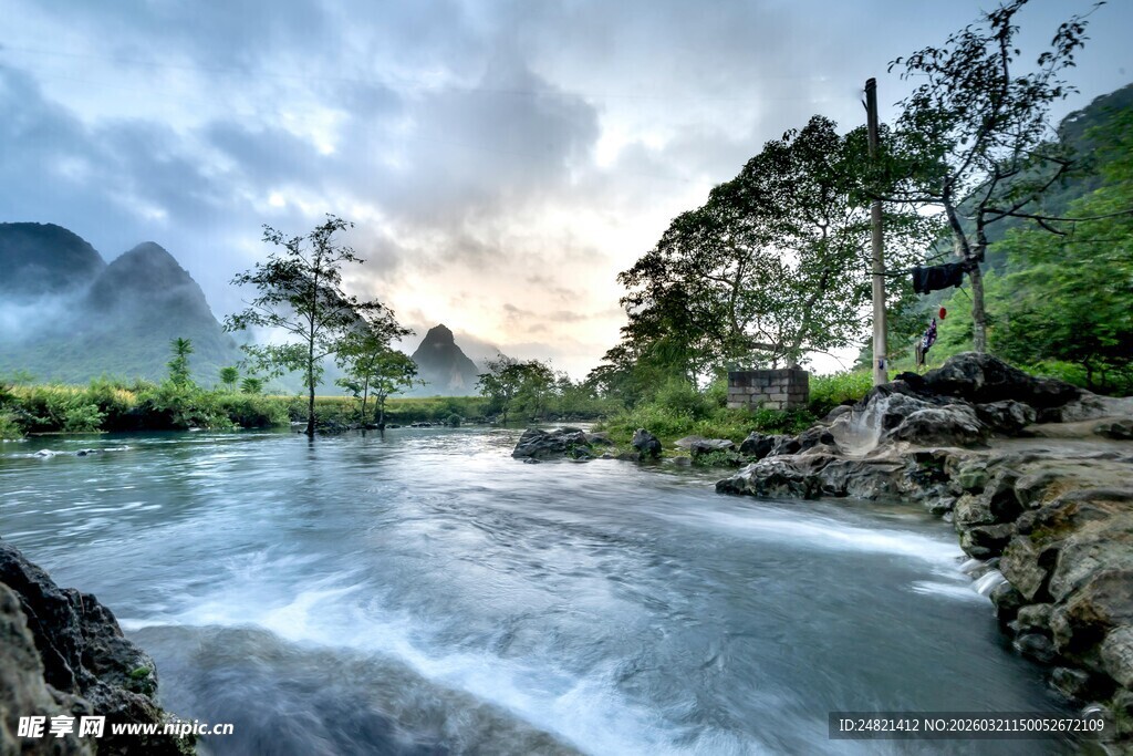 山间溪流清晨美景