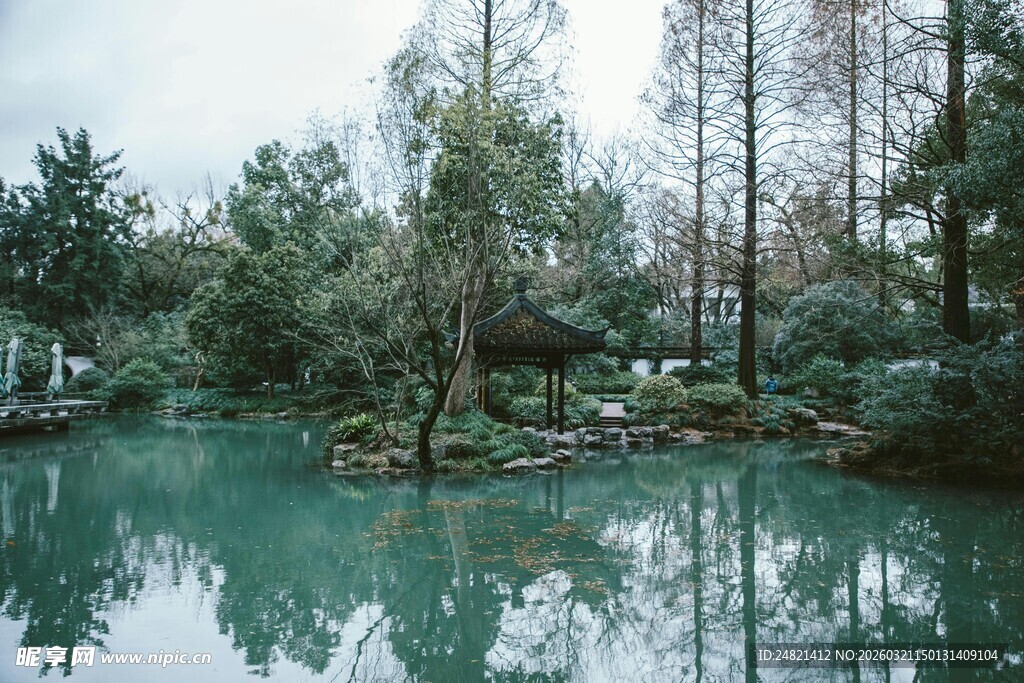 中式园林静谧湖水景观