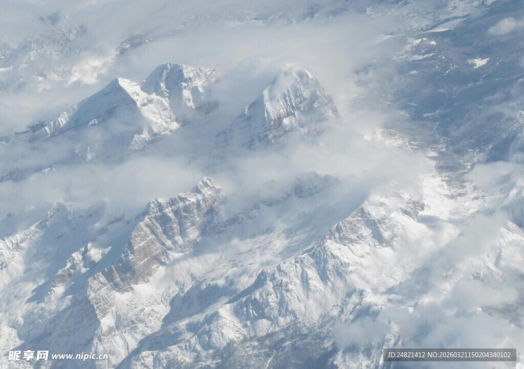 空中俯瞰壮丽雪山景观