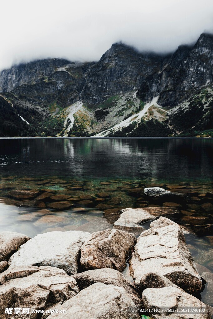 山间湖畔的静谧美景