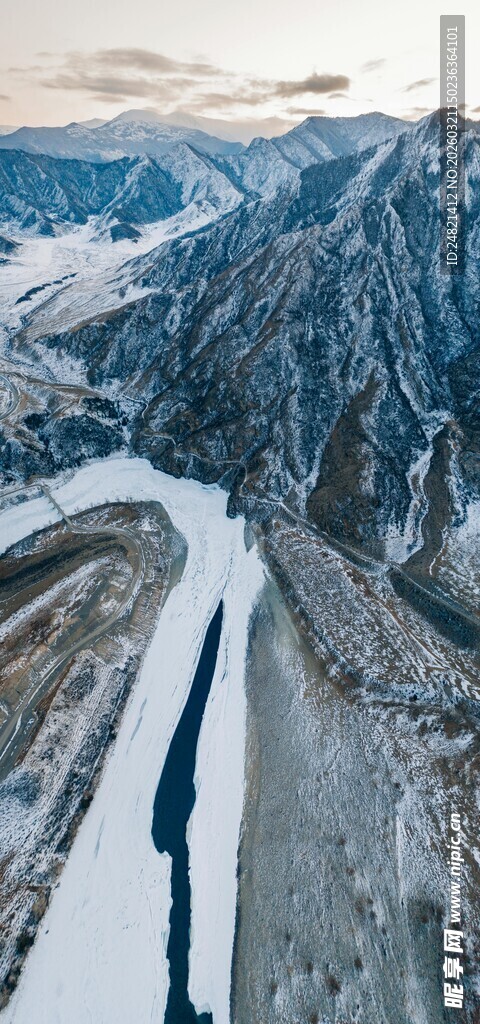 雪山环绕的蜿蜒公路景观