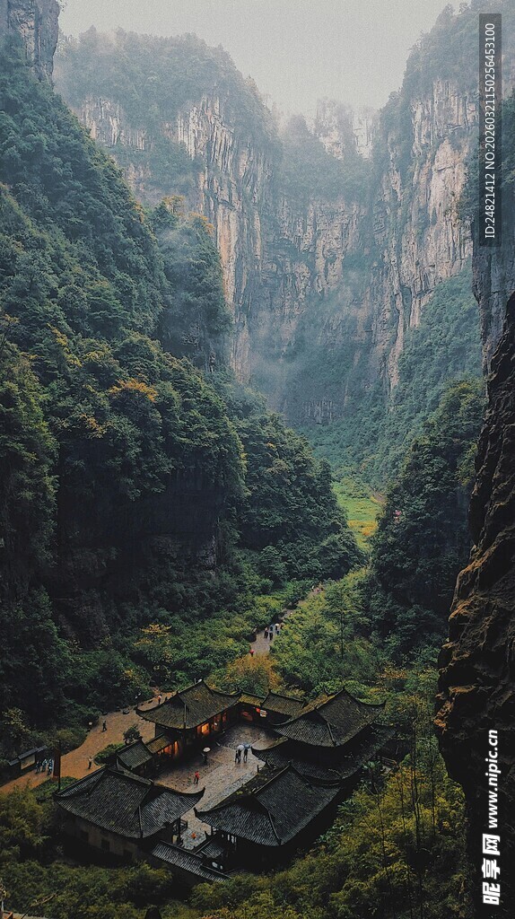 山间村落隐于葱郁峡谷间