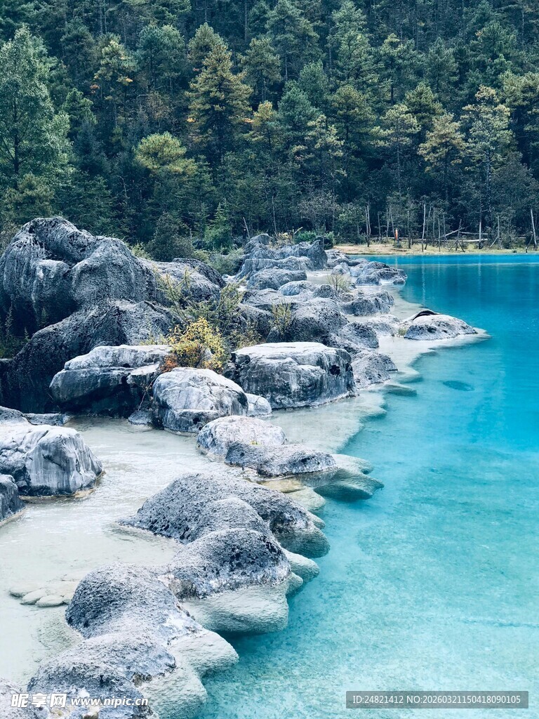 清澈蓝水旁的嶙峋怪石