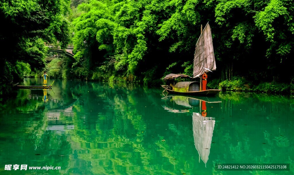 青山绿水间的静谧小船