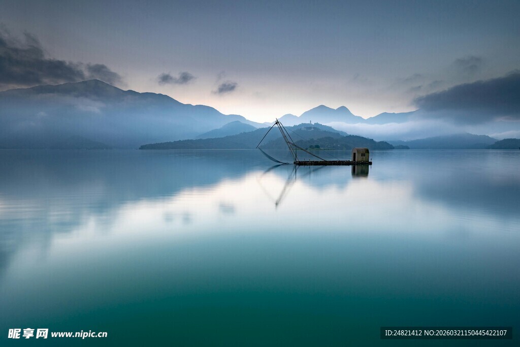 静谧湖面孤舟的梦幻景致