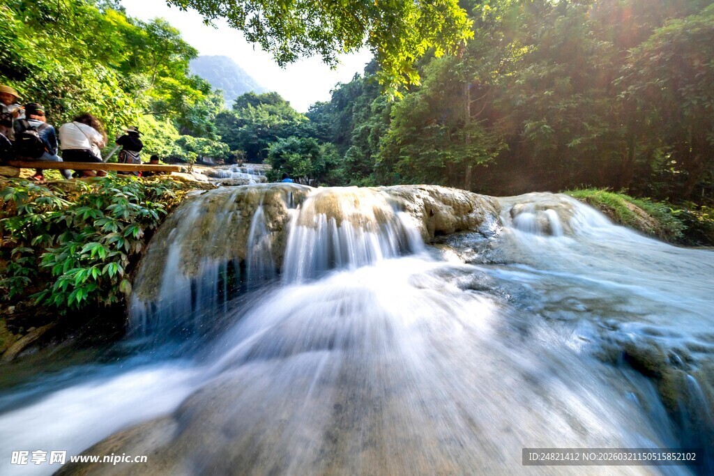 山间溪流瀑布自然美景
