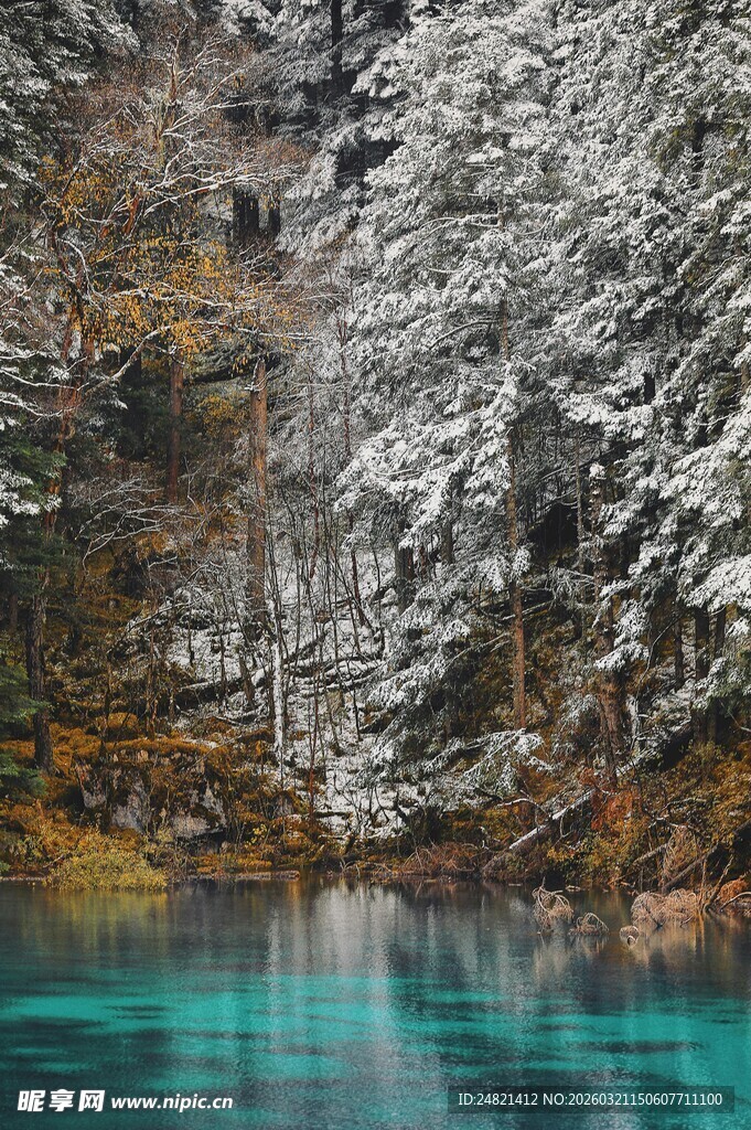 雪山下的蓝绿色静谧湖水