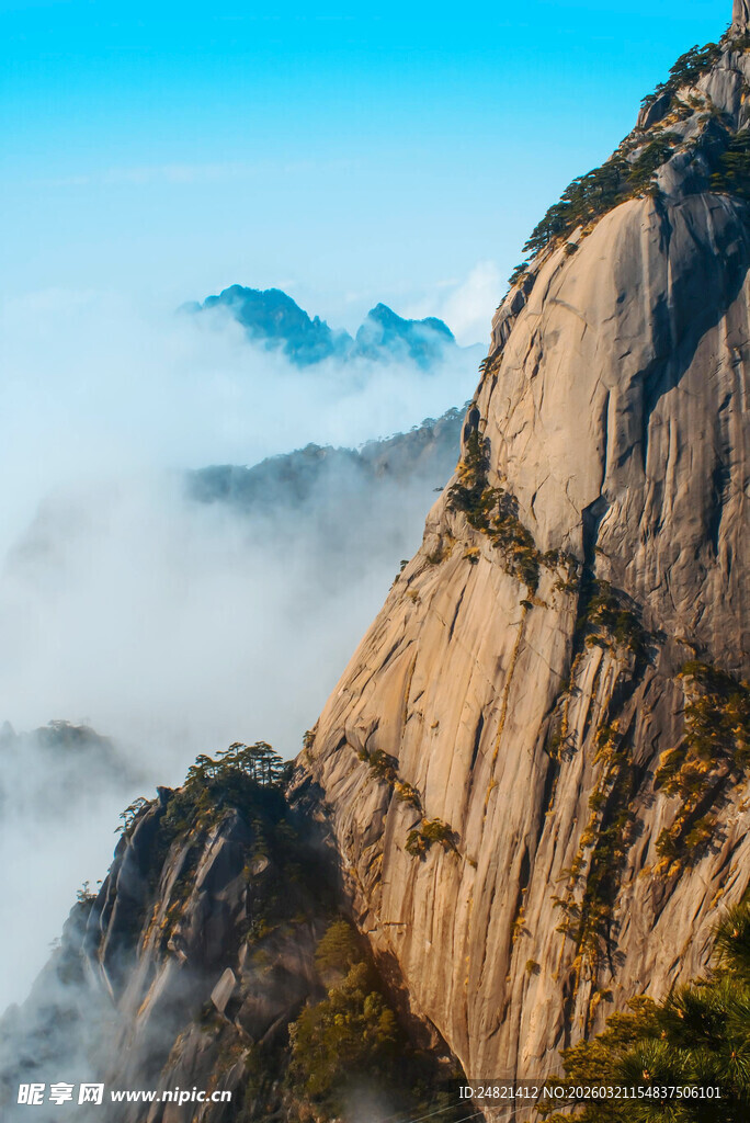 巍峨山峰云海间壮丽景象