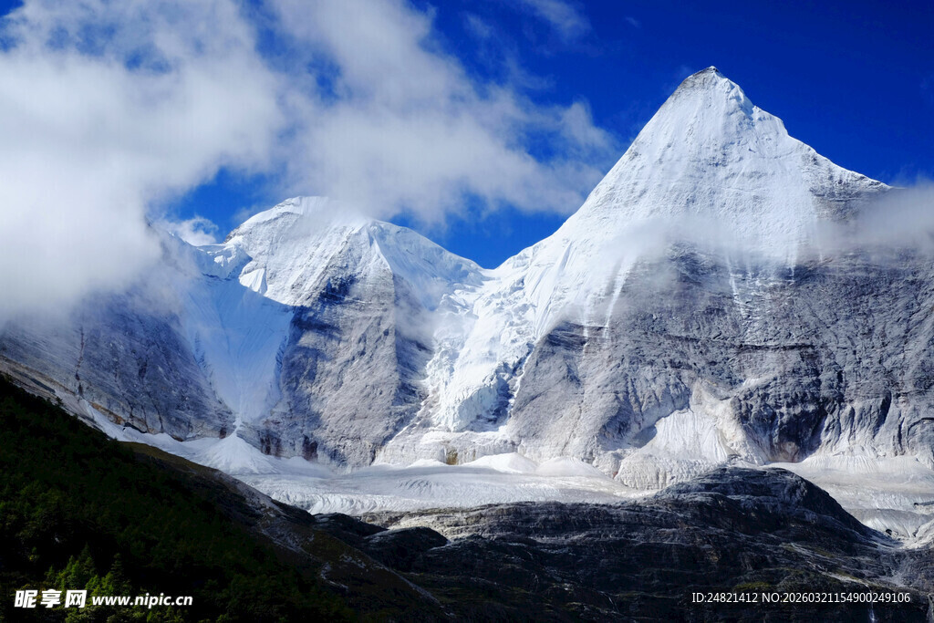 巍峨雪山美景