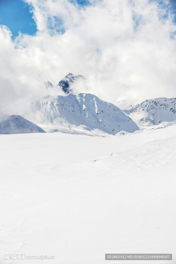 雪山之巅的壮丽景致
