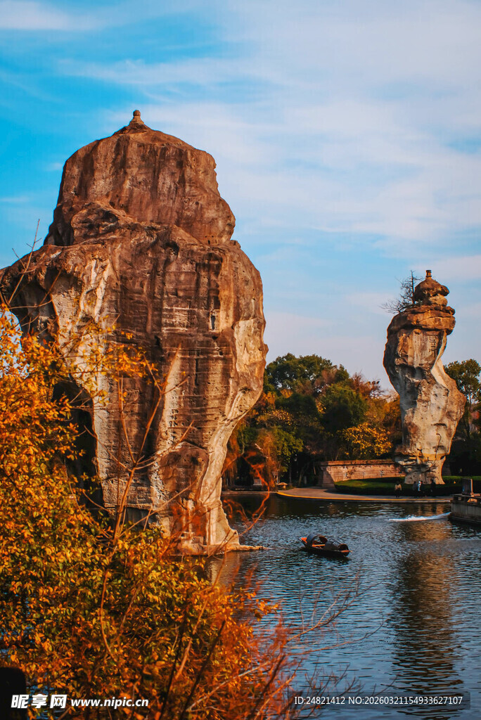 秋日河畔奇特岩石景观