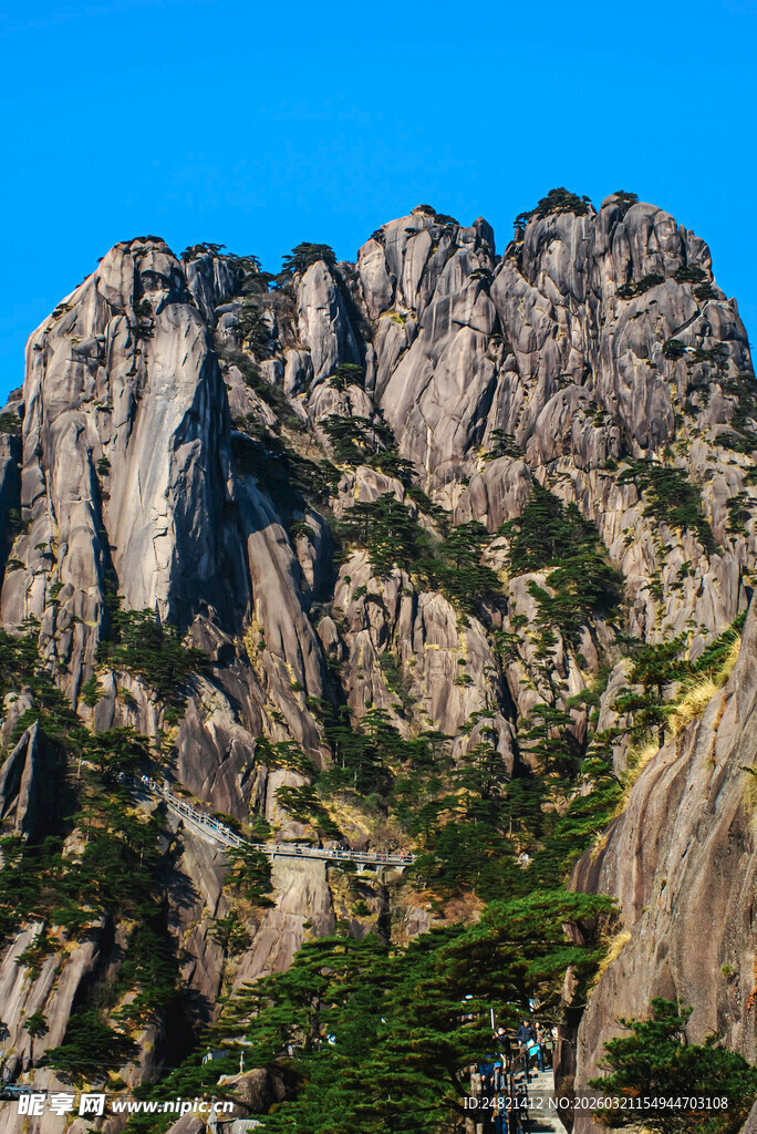 巍峨险峻的壮丽山峰