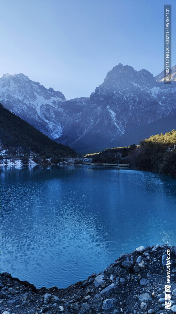 静谧高山湖泊美景