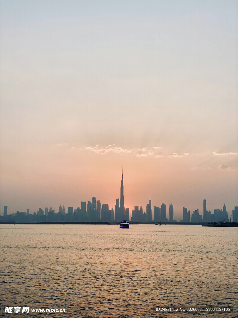 迪拜城市天际线与水域景观