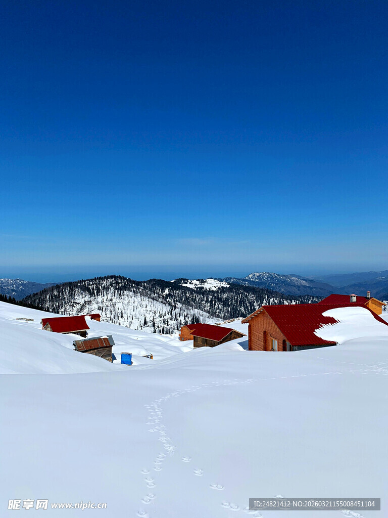 雪山上的多彩小屋