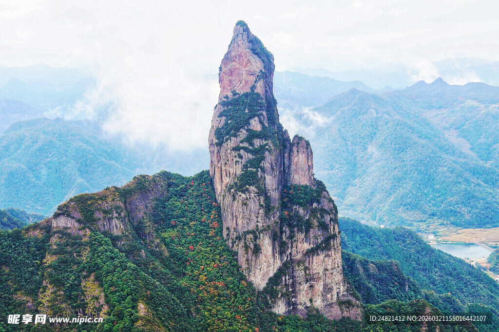 奇峰耸立的壮美山川景观