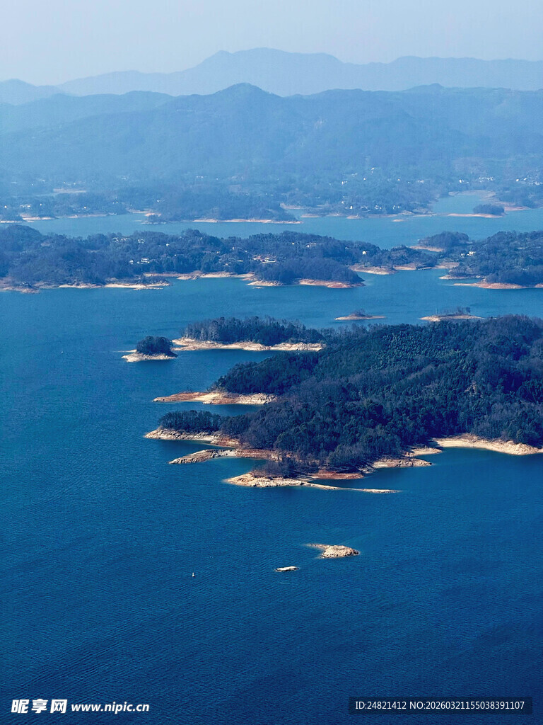 俯瞰碧波环绕的岛屿风光