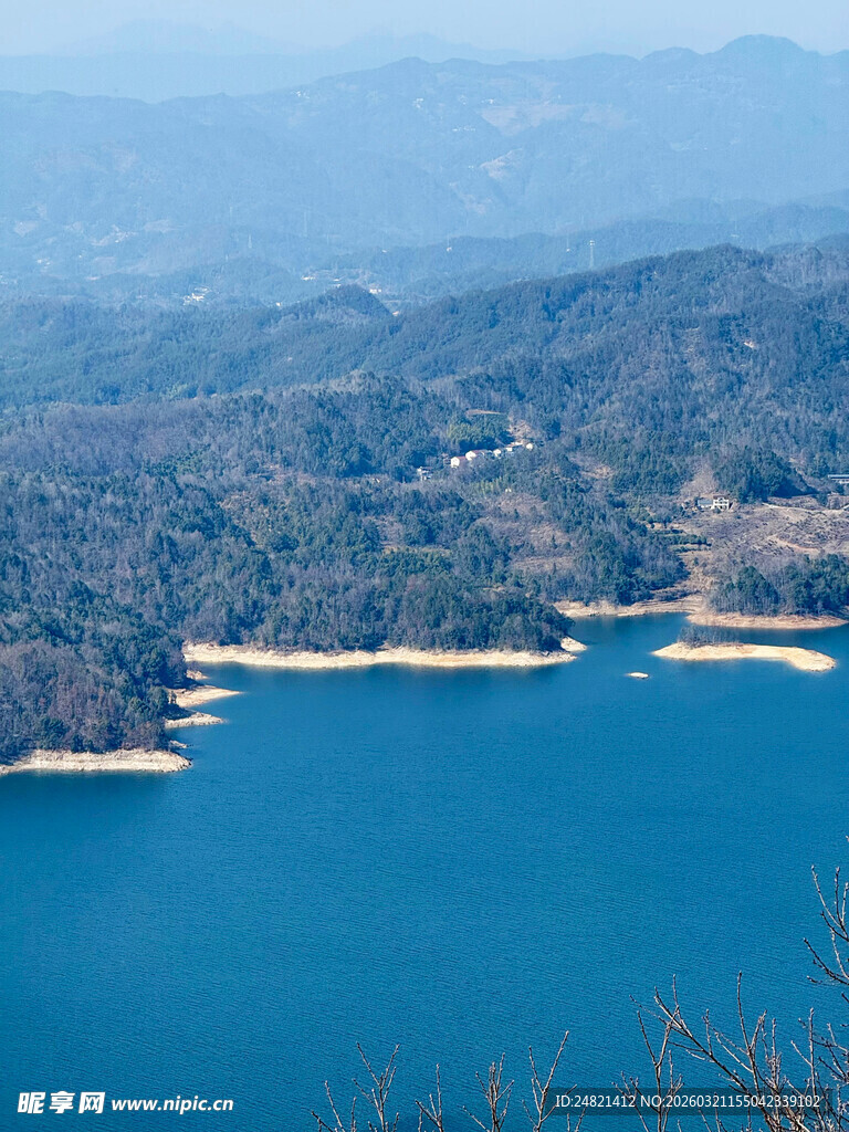 青山环抱的湛蓝湖泊