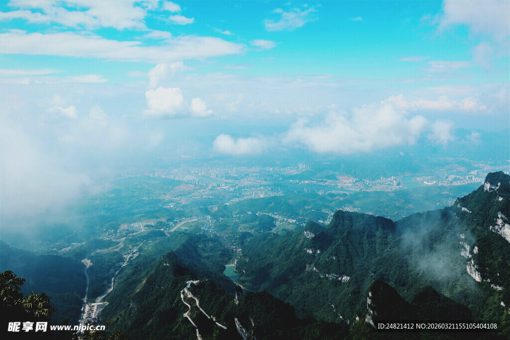 云海中的壮丽山峦景色