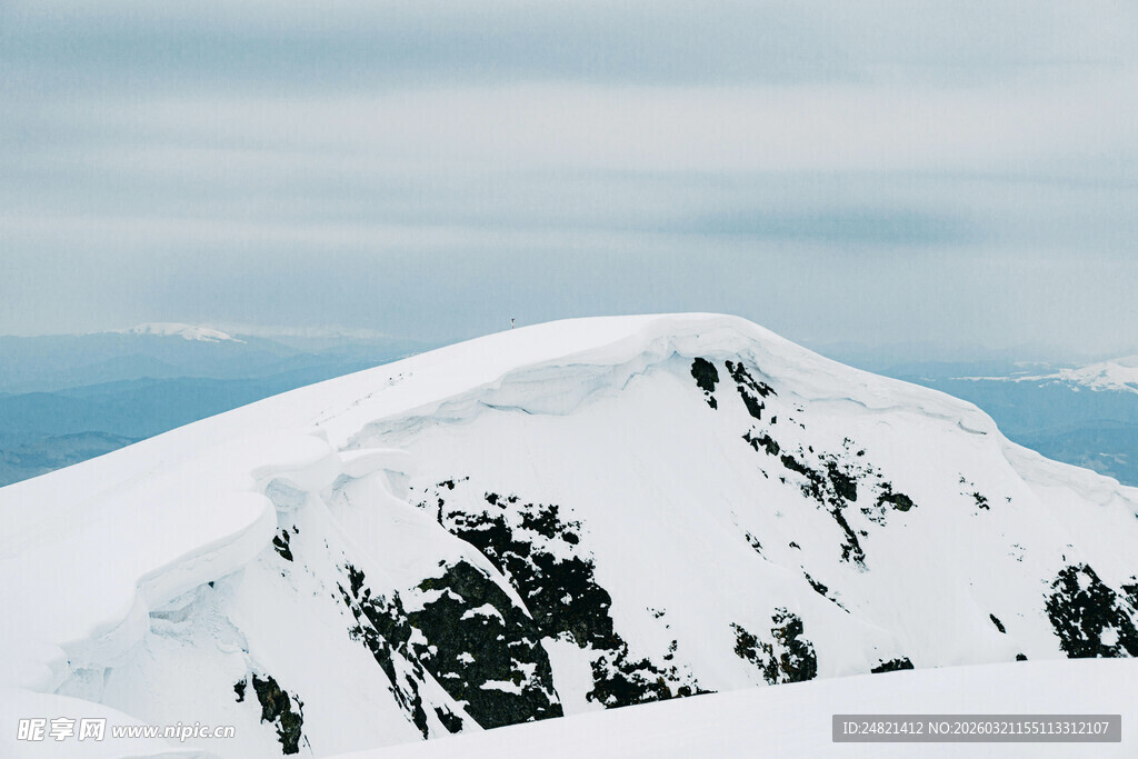 雪山之巅壮丽景致
