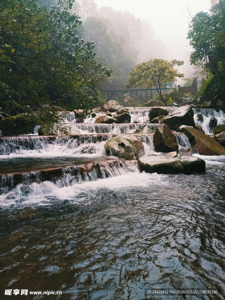 山间溪流瀑布自然美景