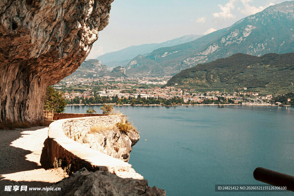 悬崖边的湖景风光