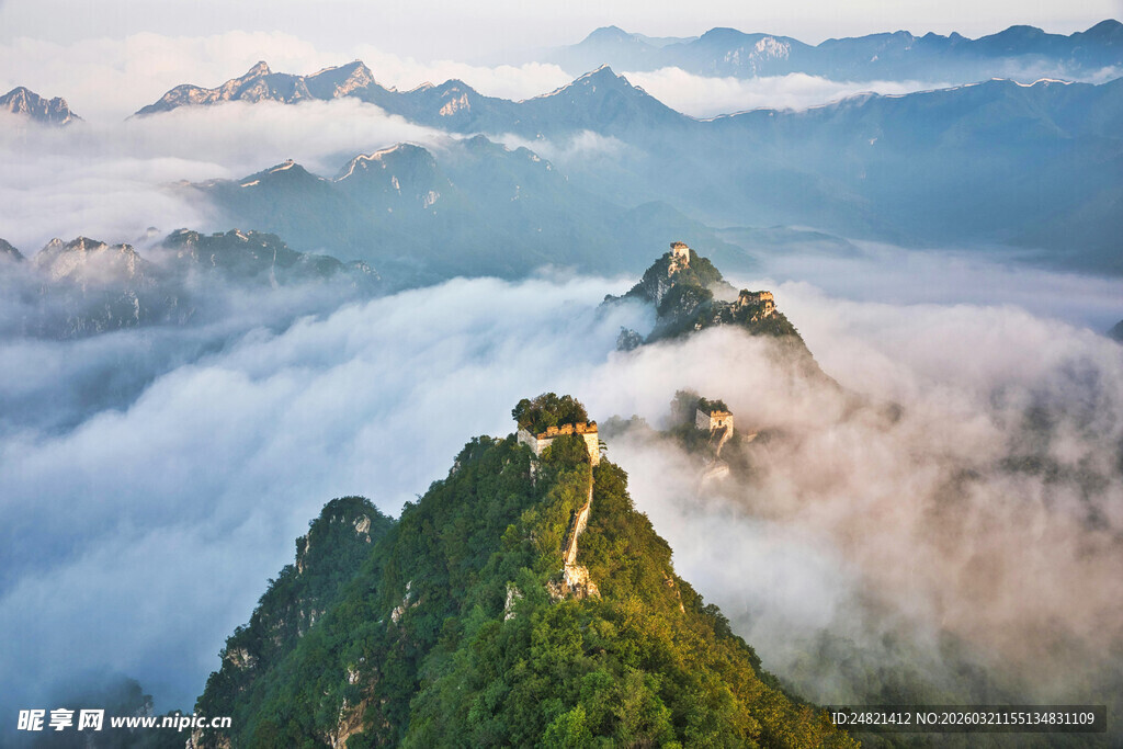 云雾缭绕中的壮美山峦