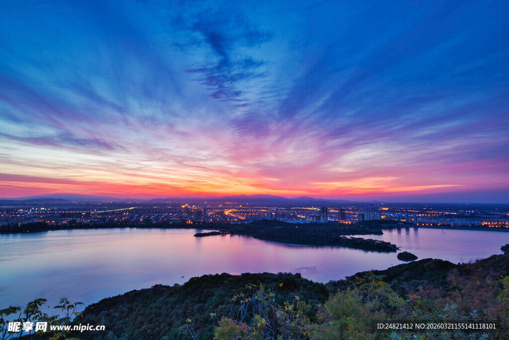 湖畔绚丽晚霞美景