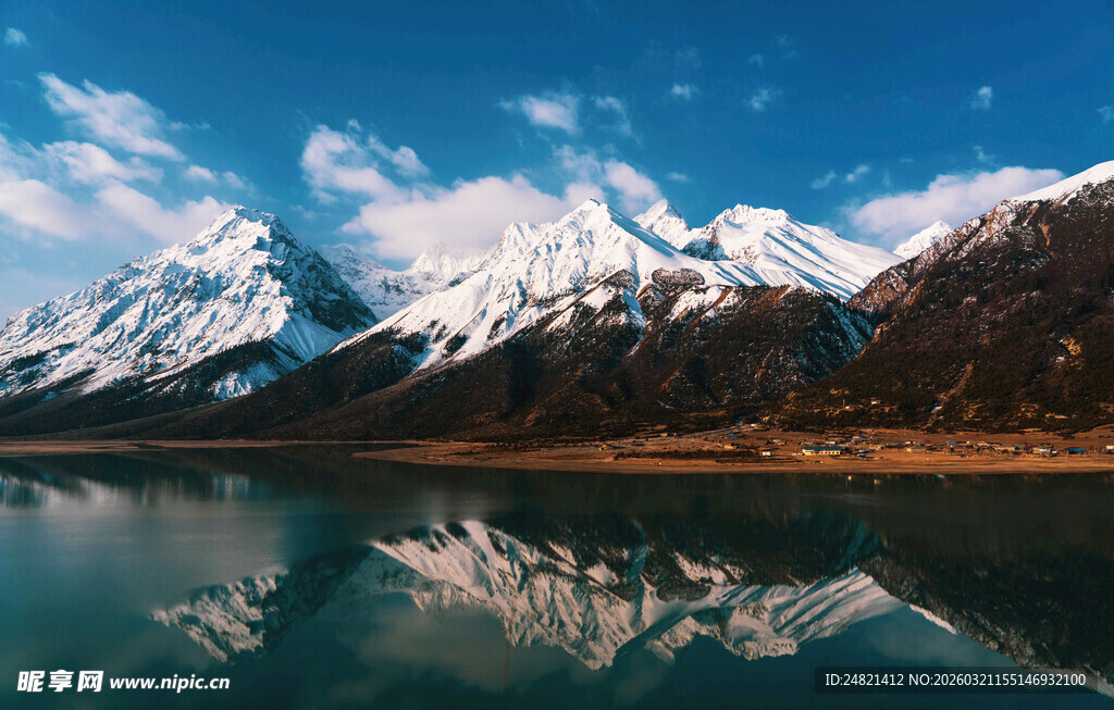 雪山倒映在静谧湖水