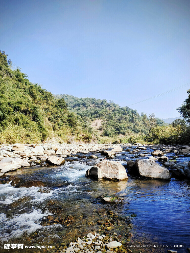 山间溪流与巨石的美景